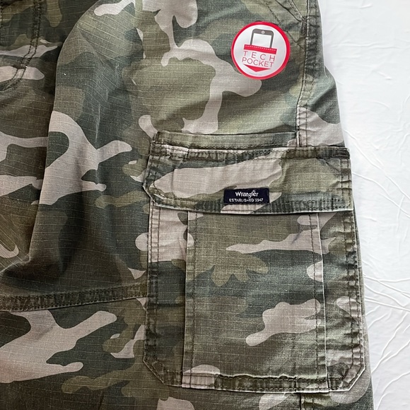 Wrangler camouflage relaxed fit  shorts men’s size 42, 10” inseam NWT - Picture 5 of 11